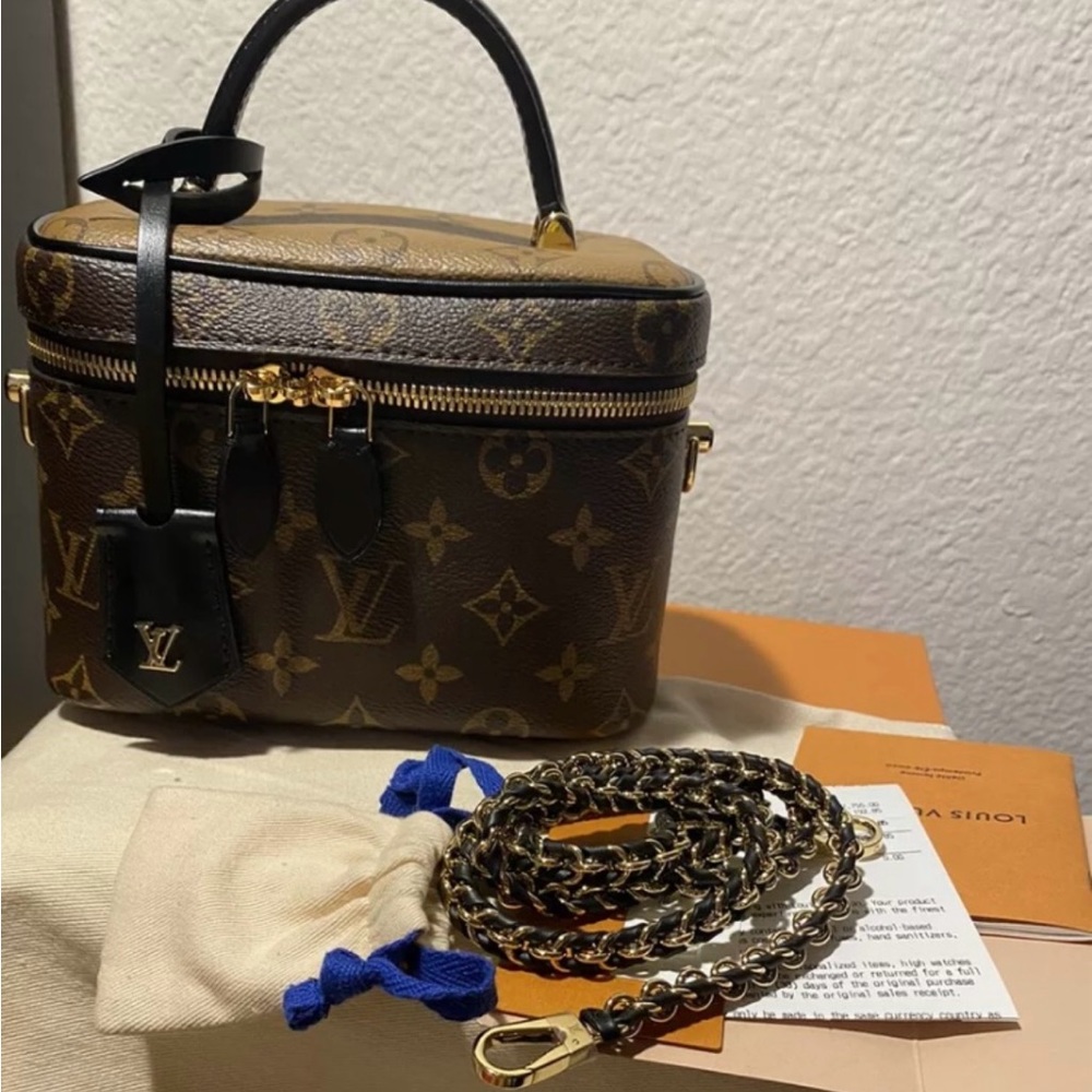 LOUIS VUITTON
Reverse Monogram Vanity PM
